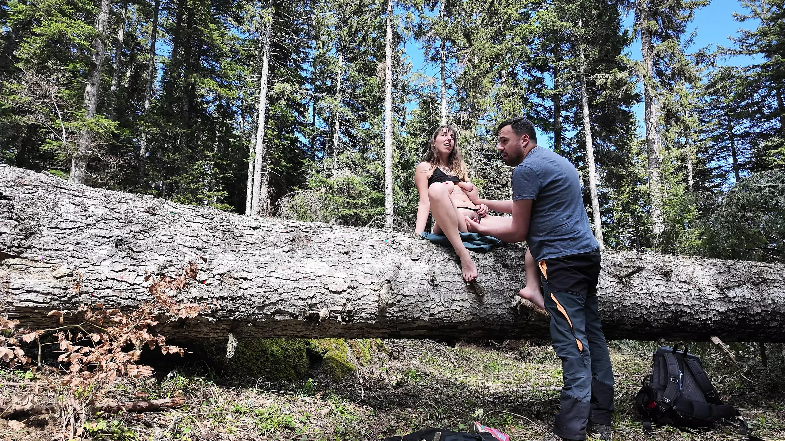 Sex break on a tree during the hike