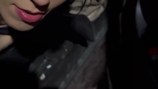 un guardone mi becca a masturbarmi in un parcheggio e mi scopa sborrandomi in bocca e dentro ITA