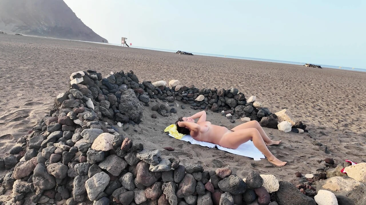 He’s Lucky! Voyeur came to the Beach